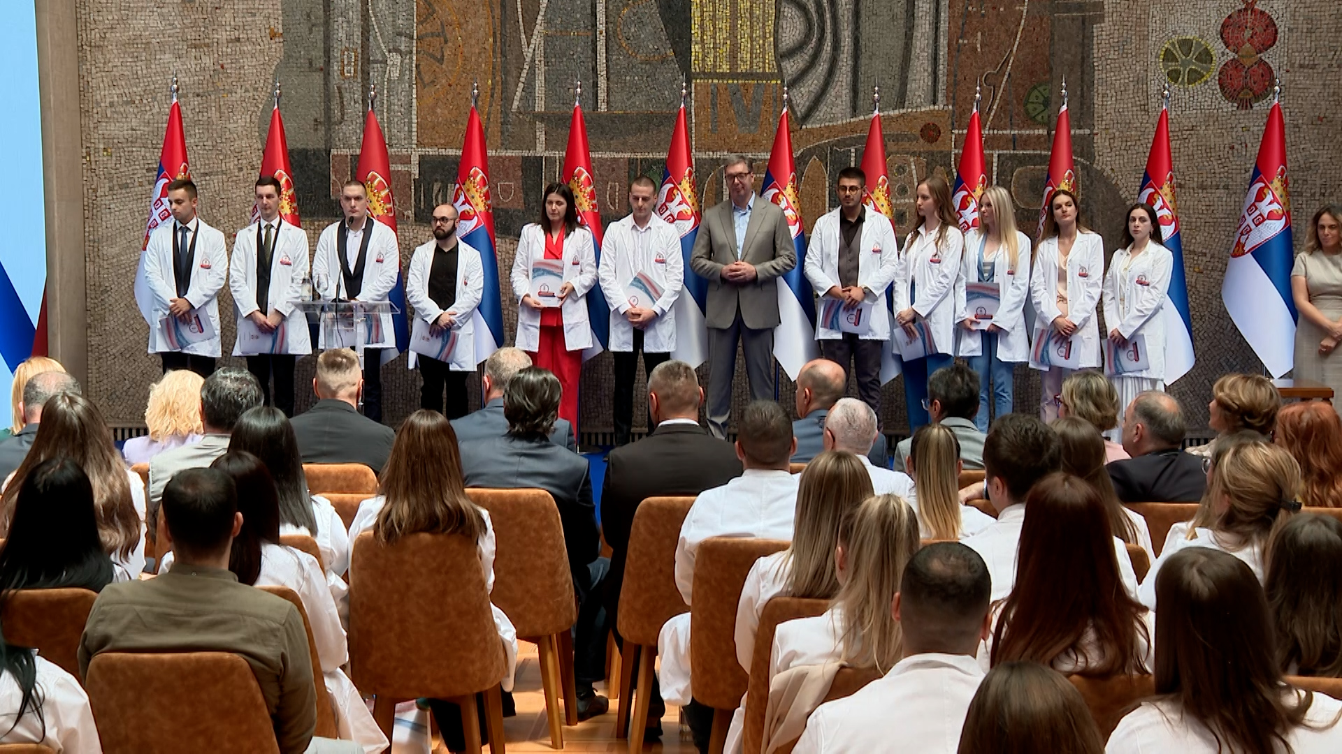 Beograd, predsednik Srbije Aleksandar Vucic urucio je ugovore o radu najboljim diplomcima Medicinskog fakulteta i srednje skole, pokrivanje